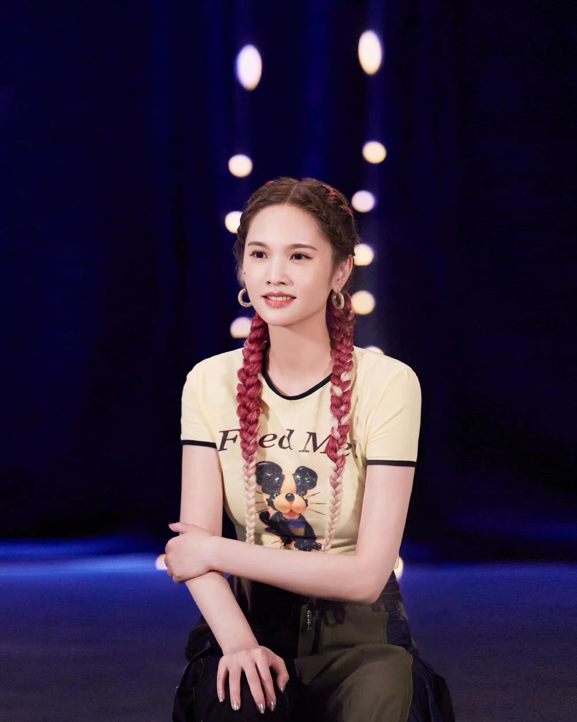 杨丞琳38岁了?扎双麻花辫甜美减龄,穿拼色工装裤好时髦