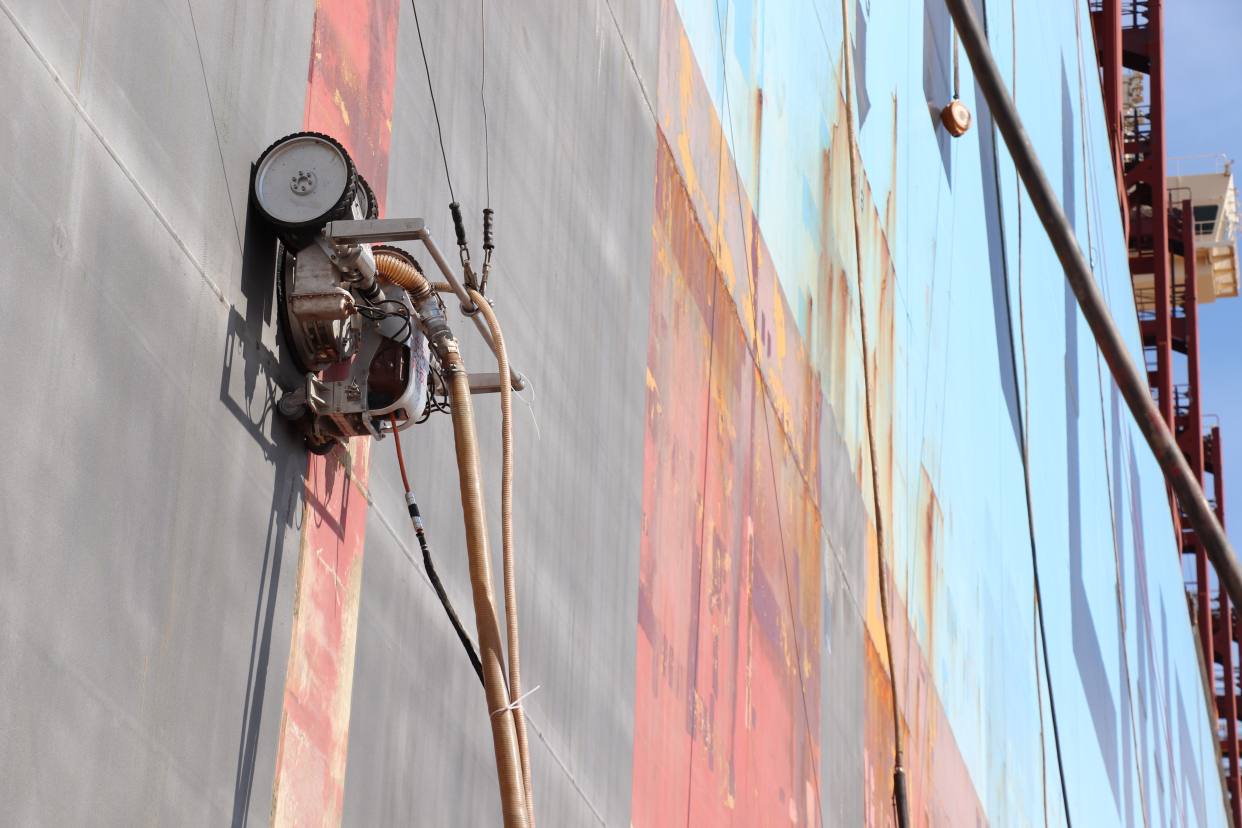 史河机器人船舶除锈机器人成功交付舟山市鑫亚船舶修造有限公司