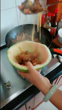 搞笑gif段子:小姐姐你这么漂亮,为什么没有男朋友呢?