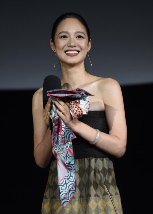 夏天戴的翡翠手镯该挑选圆条还是扁条呢?看周韵是如何挑选手镯的