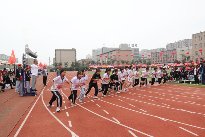 辽阳县第二高级中学举办"庆十一"秋季运动会