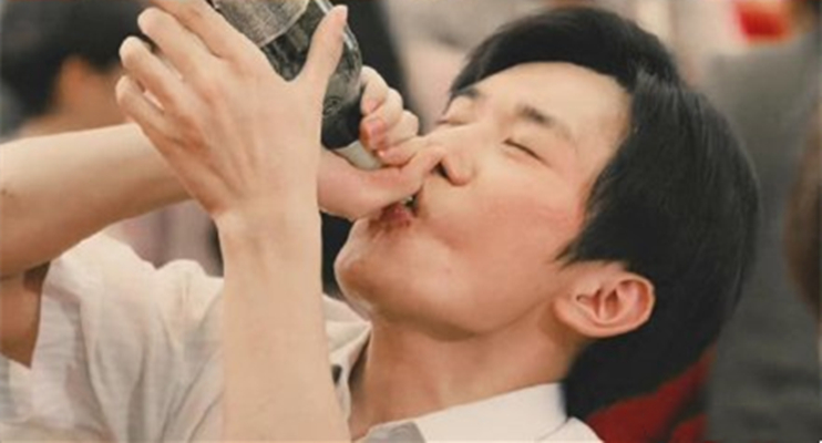 《奇迹》中易烊千玺被灌酒镜头曝光,对瓶吹醉酒表情看出真实演技