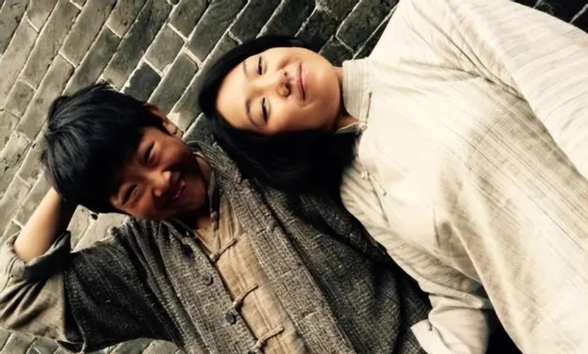 明星侯祥:9岁停止发育,36岁身高不到1米6,和妻子同框像母子