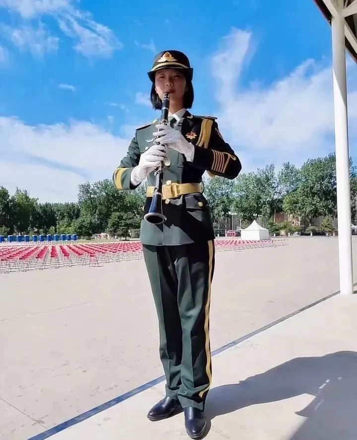 周雅琳出生于柞水县凤凰镇桃园村,2018年考入商洛学院汉语言文学专业