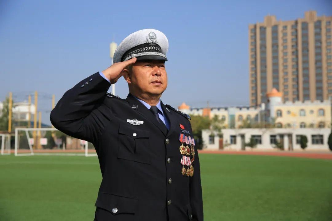 是交通警察也是"网红警官"!看杨鸿胜这十年,如何玩转《鸿胜说交通》