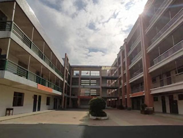 你好,麻城二中新同学!2023级新生报到