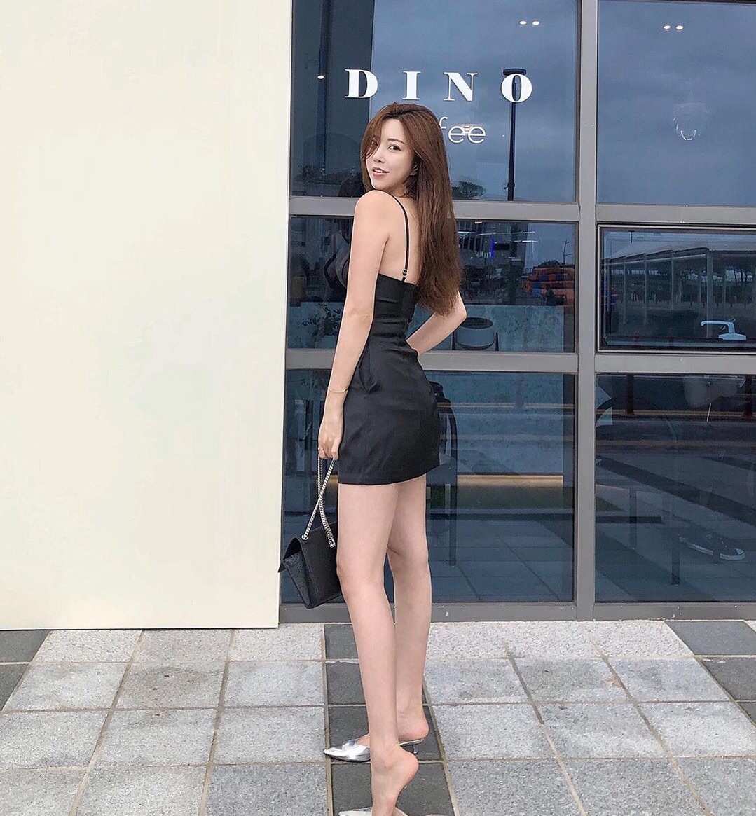 美女主播米娜微笑唇鹅蛋脸,身材窈窕气质好,普拉提练出好身材