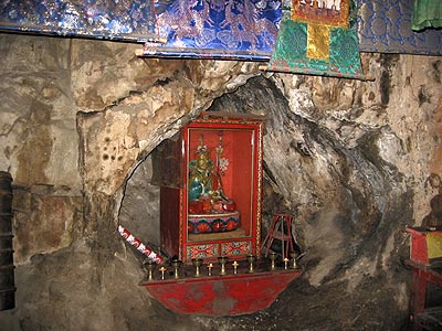 德格县宗萨寺:莲师闭关圣地"荣美嘎莫达仓",莲师十三虎穴之一