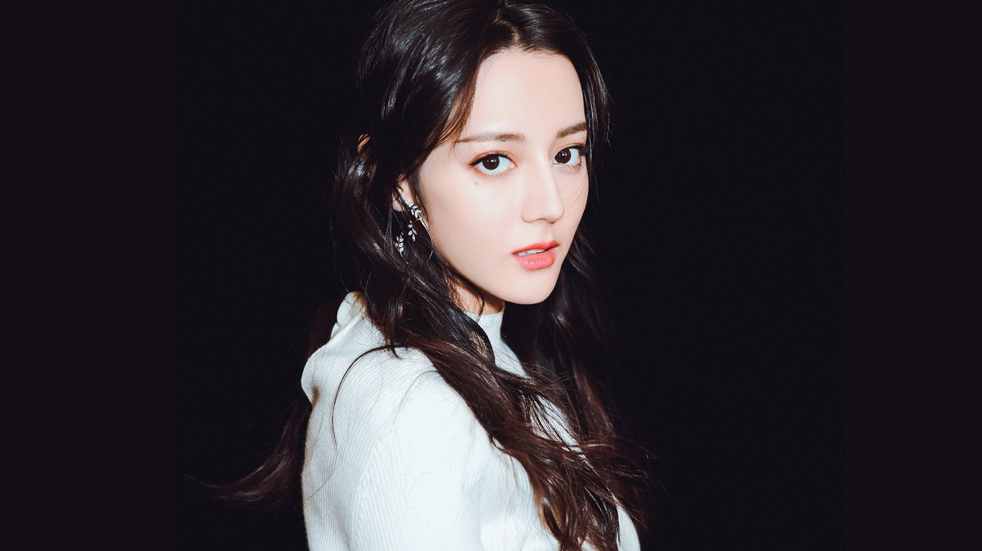 迪丽热巴,既是一优秀的演员,更是有着高尚品质的偶像