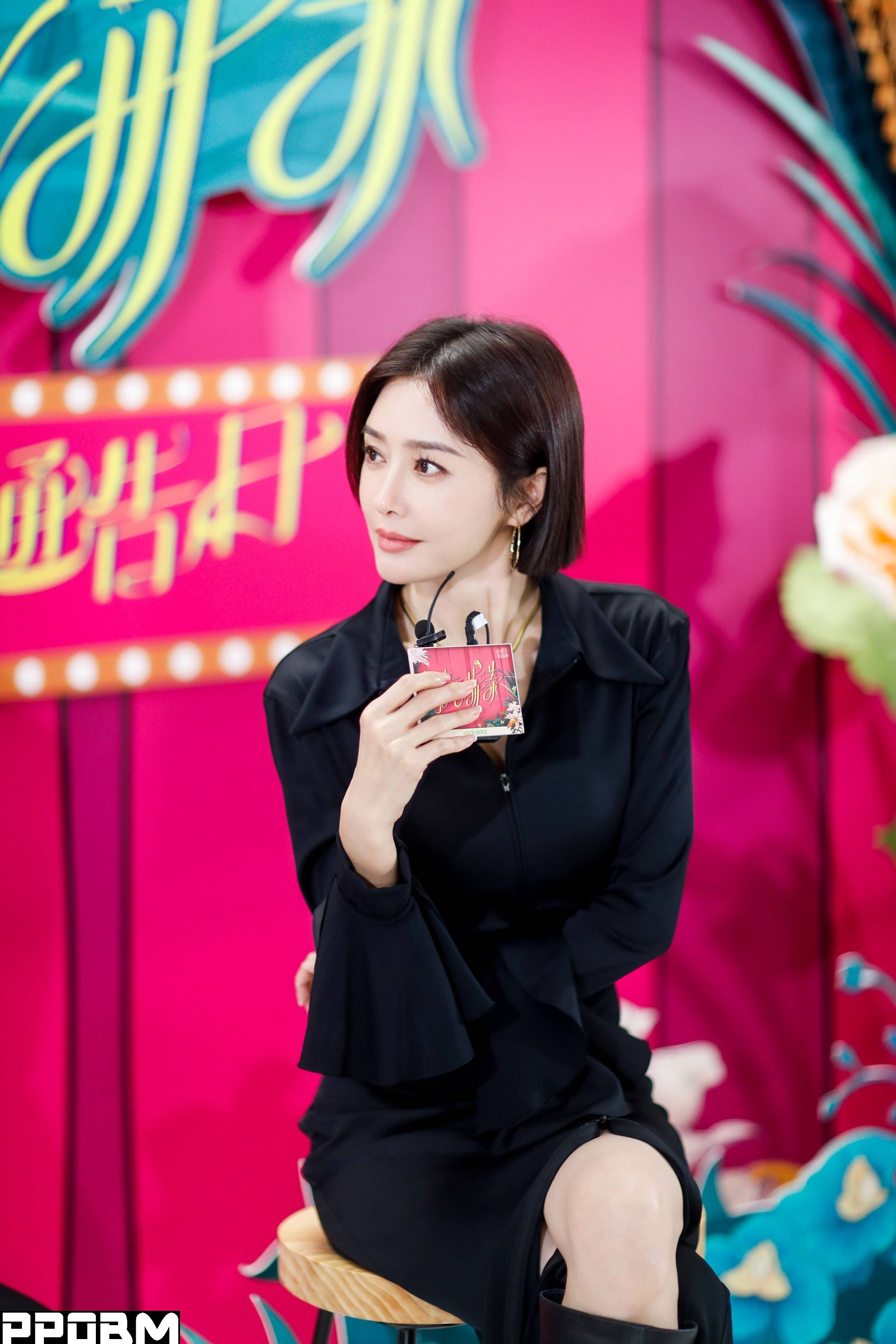 秦岚《芳心荡漾》直播组图