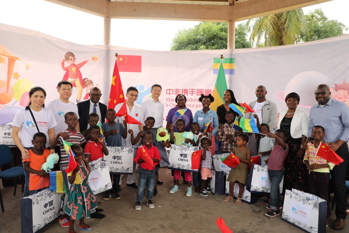中非携手暖童心,中国第24批援加蓬医疗队举办义诊活动