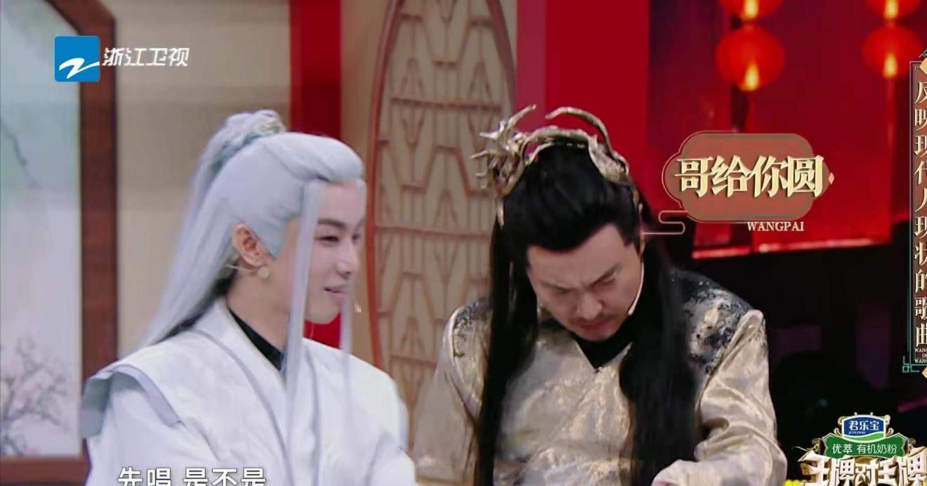 宋亚轩一句歌词,把关晓彤都唱害羞了,华晨宇:弟弟平时都听啥歌