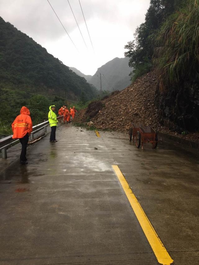 凌晨,宁溪牌门村路段山体塌方,往永嘉方向公路中断(抢通中)