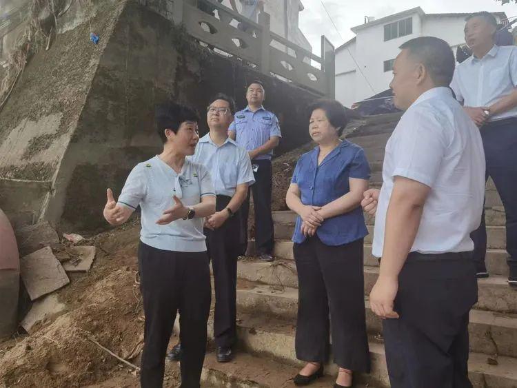 祝美清副市长调研学生防溺水和学校灾后重建工作