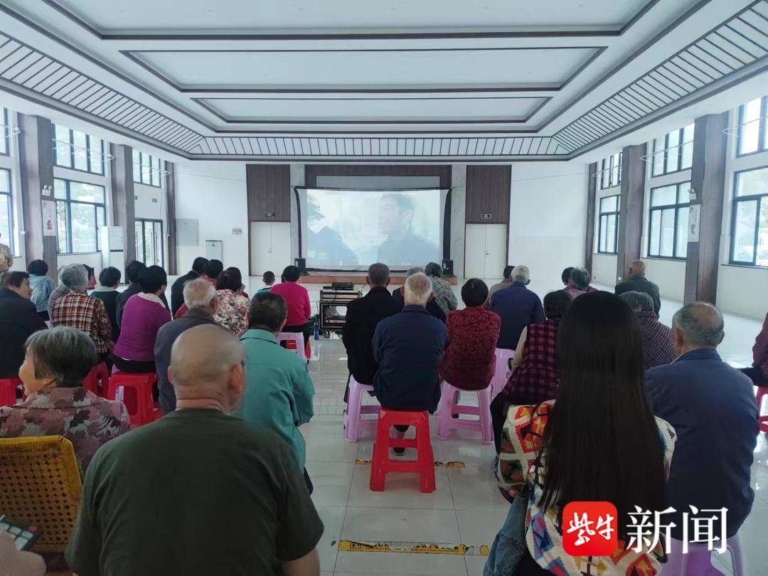 张家港市凤凰镇:"家门口的电影院"点亮居民夜生活