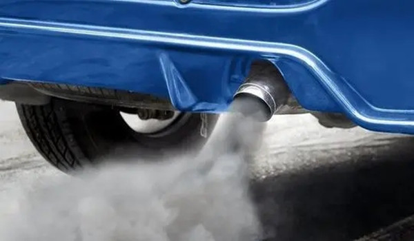 汽车发动机冒烟有焦味?