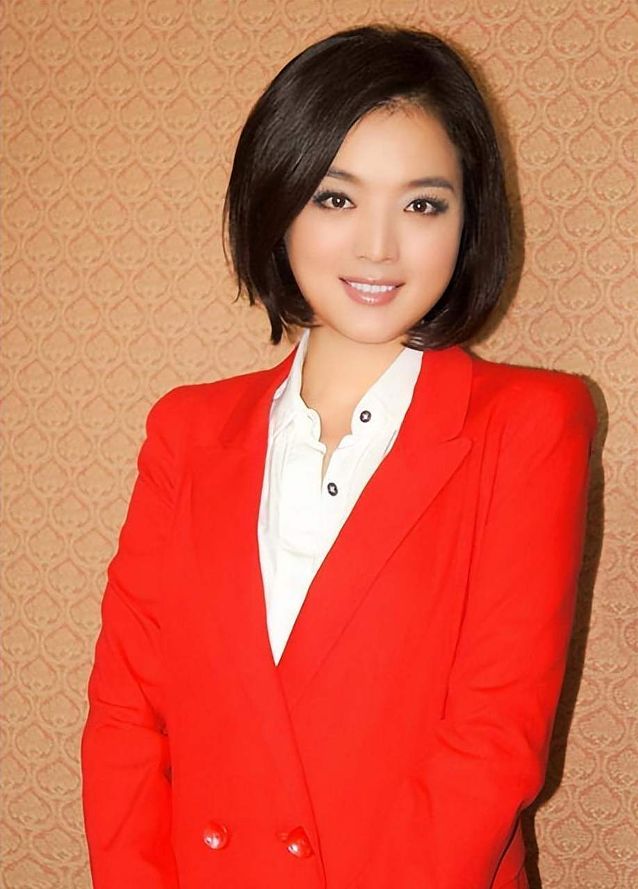 白雪,一位知名女演员,在38岁那年与富豪丈夫离婚.