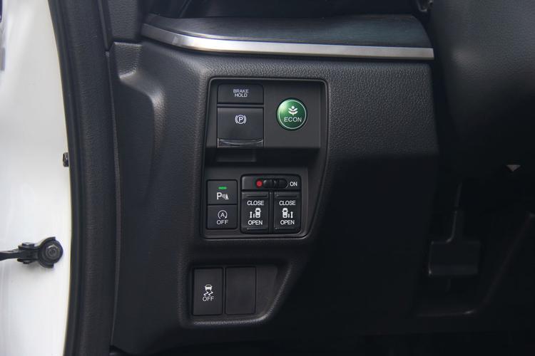 本田艾力绅油箱盖开关图,艾力绅油箱盖怎么开