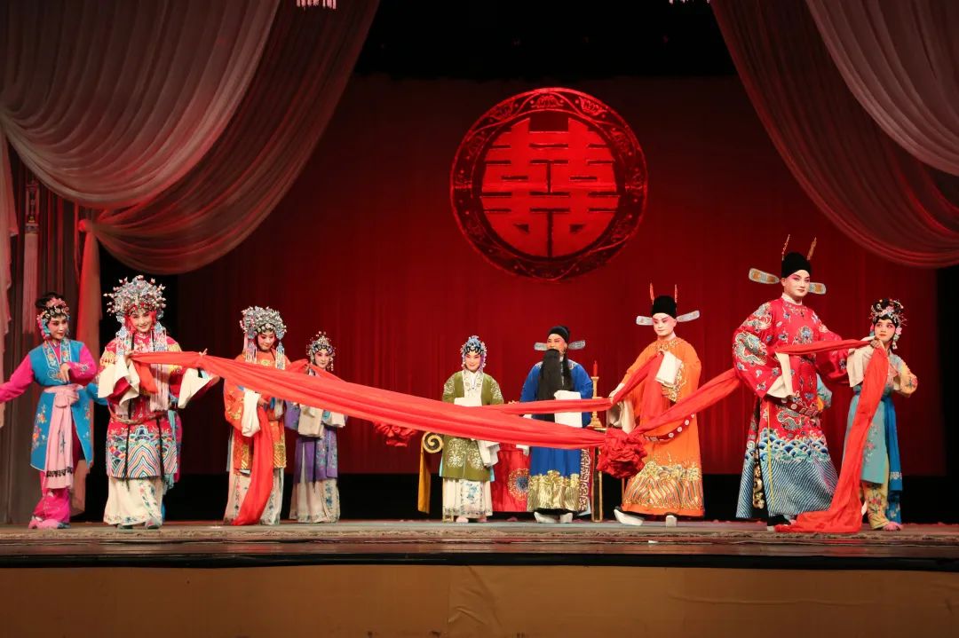 多年来,桃李梅大剧院演出了吉剧《桃李梅》《三请樊梨花》《包公赔情