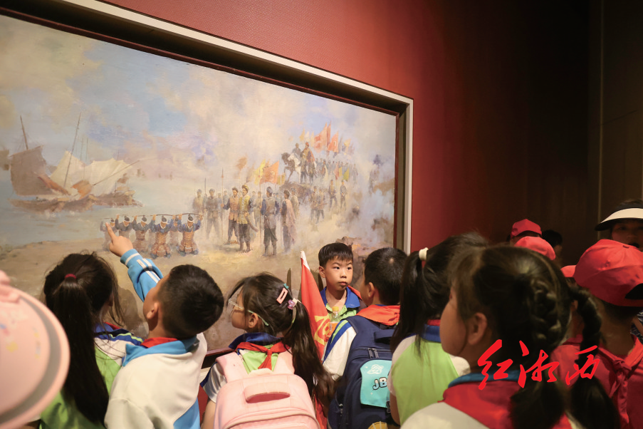 5月14日,学生在开展研学活动,学习土家族历史.