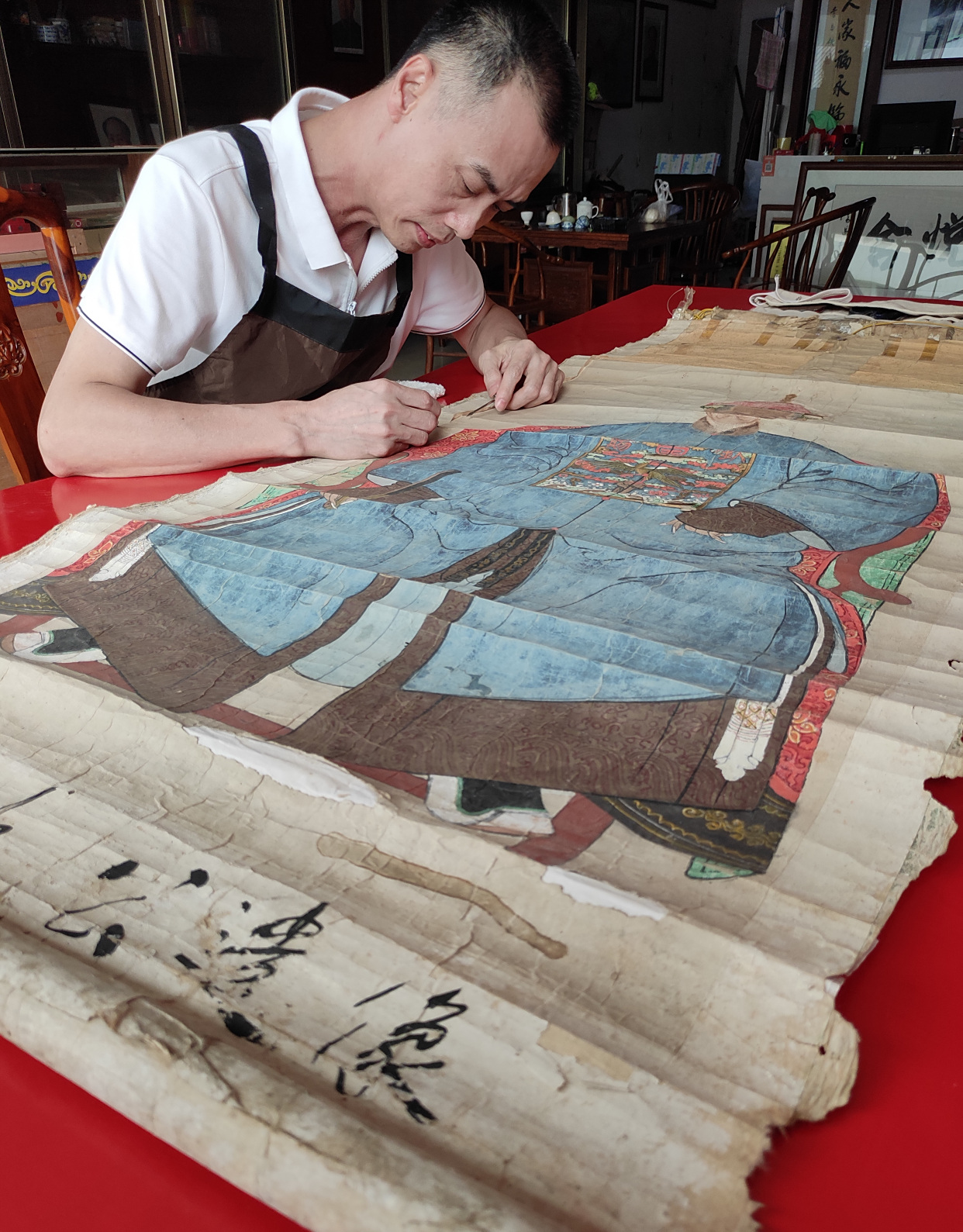 雷州籍著名古旧书画修复专家吴史文,让无数古书画"死而复生!