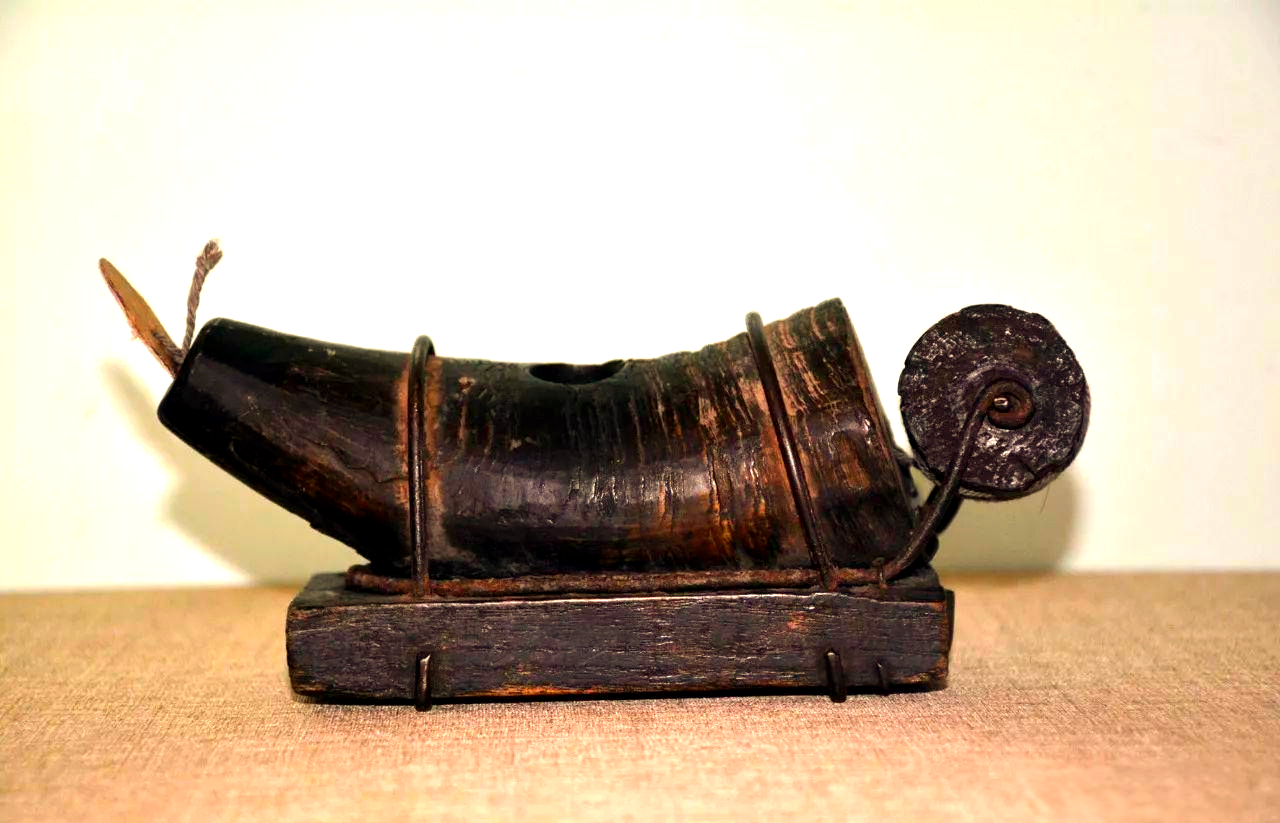 民国时期牛角鱼形墨斗这款民国时期的牛角鱼形墨斗,以其独特的造型和