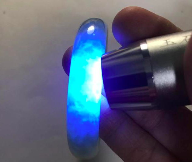 强光手电筒没电了,可以使用手机的电筒观察翡翠吗?二者有区别吗