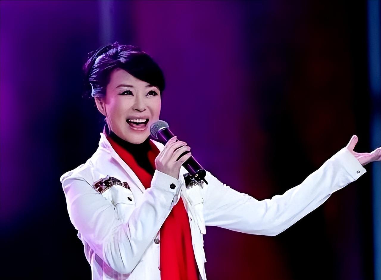 她被称为民歌女王,9登春晚,恋上大37岁上司,今47岁仍孑然一身