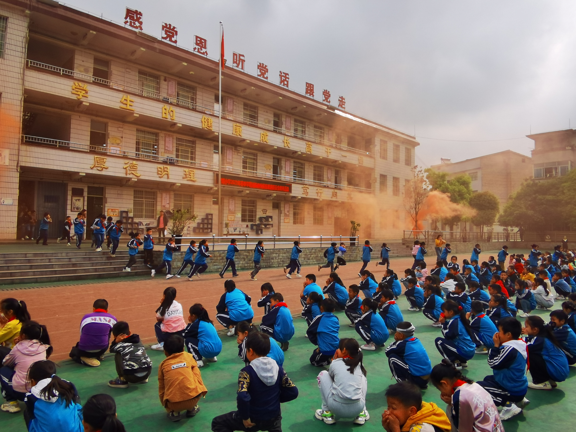 清镇市卫城小学开展消防应急疏散演练活动