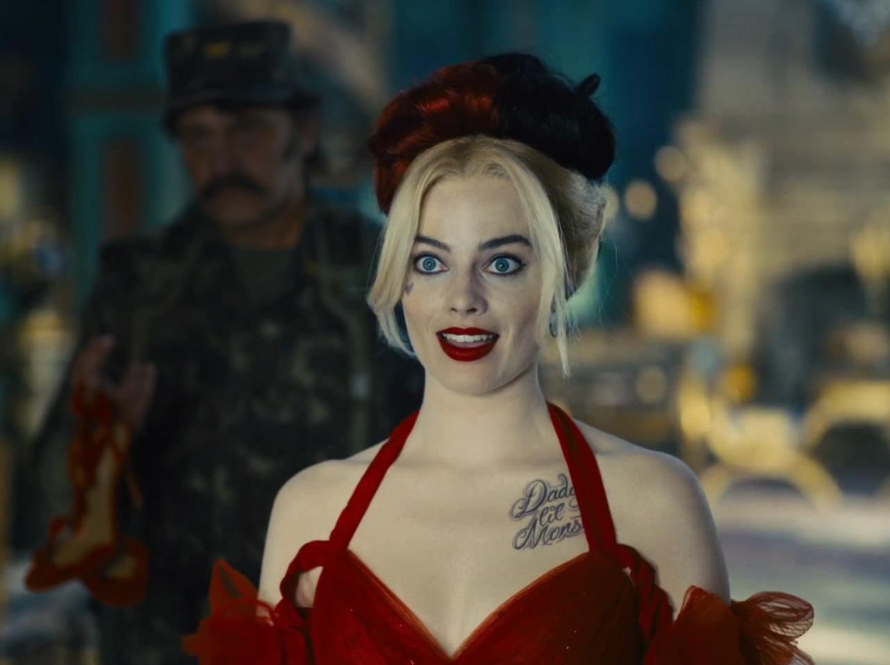 除了较为成功地塑造出由玛格特·罗比(margot robbie)饰演的小丑女