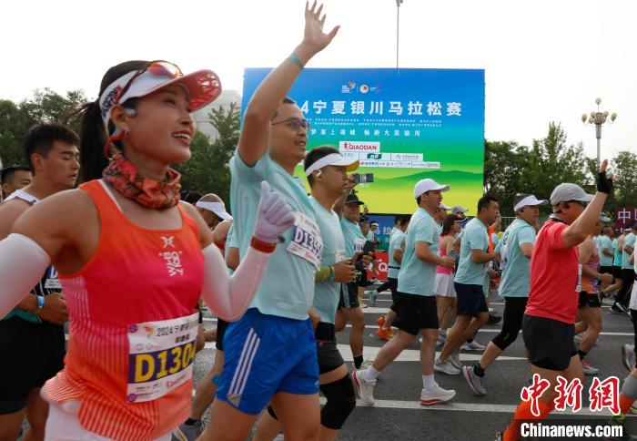 2024银川马拉松赛开跑 逾2.15万跑友花海中感受城市之美