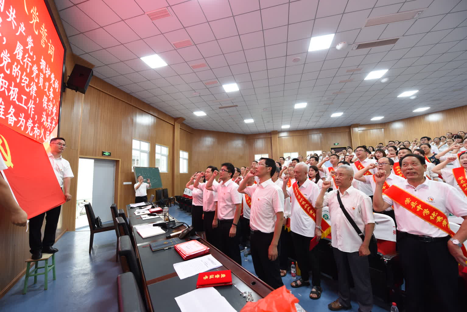 荣县中学举行2023年"七一"庆祝暨表扬大会