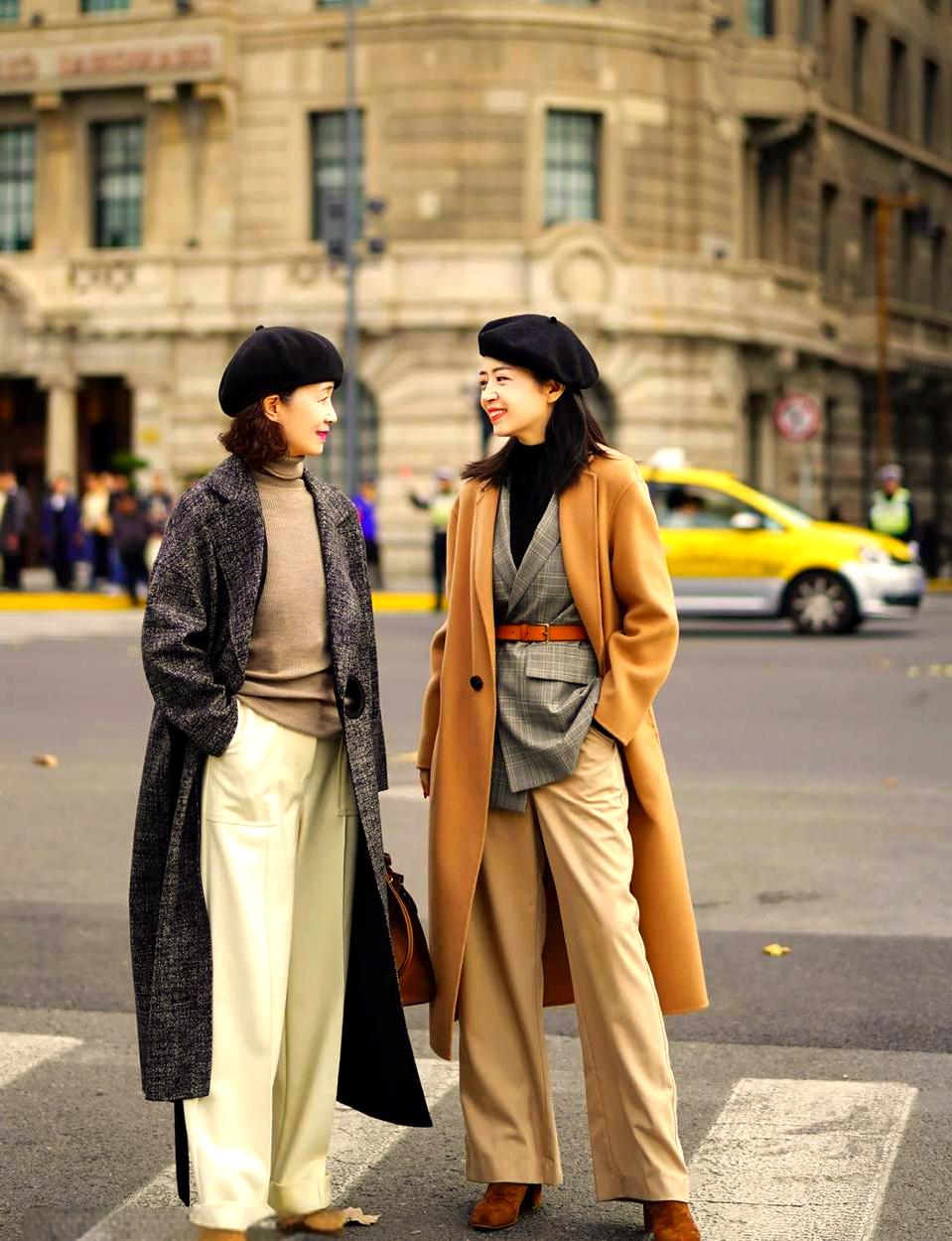 50岁女性秋季穿搭秘籍:风衣与多款单品组合