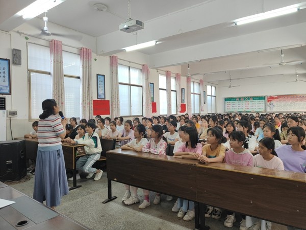 石口中学召开女生大会为成长护航