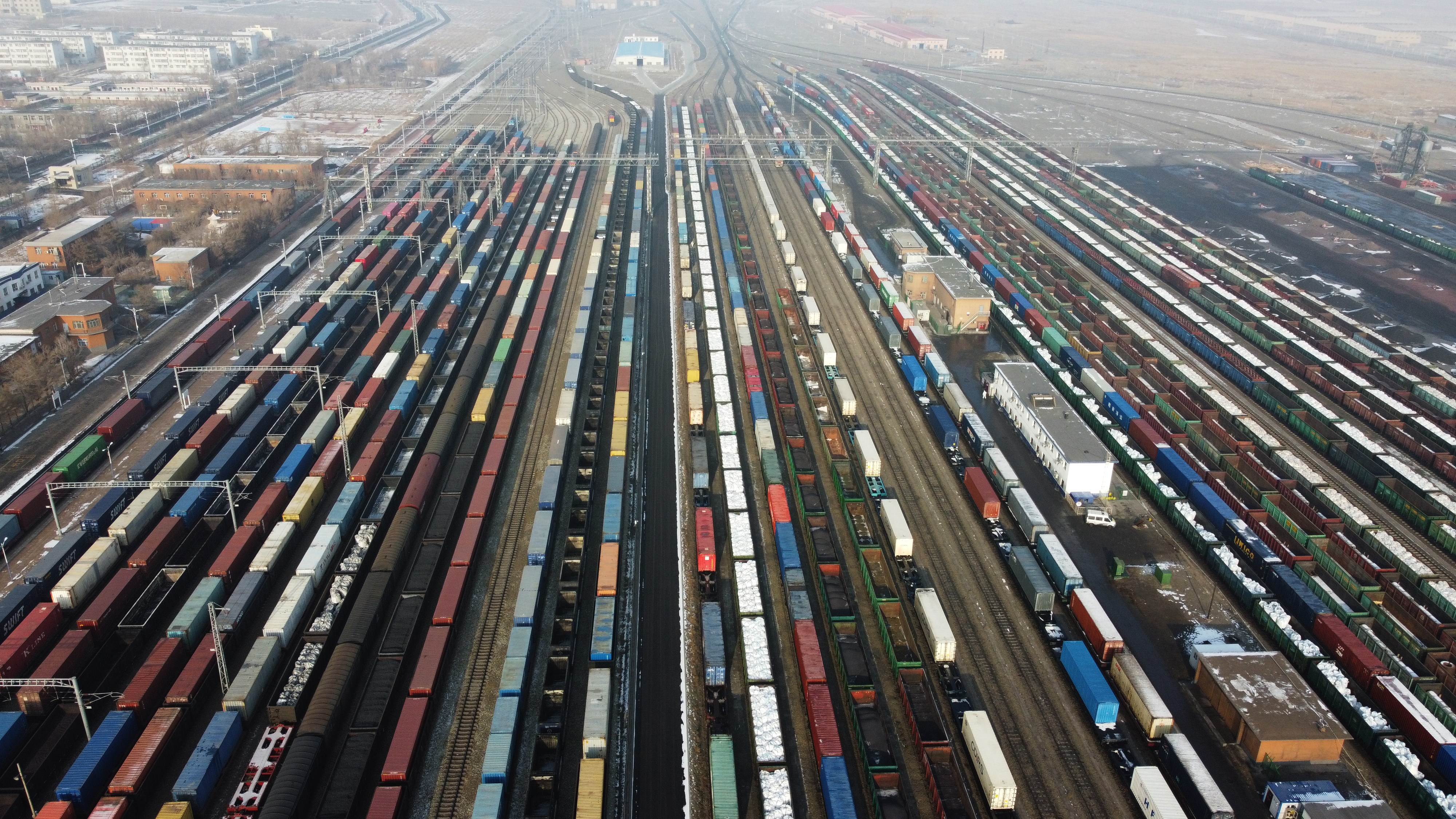 新疆阿拉山口口岸春耕物资进口忙