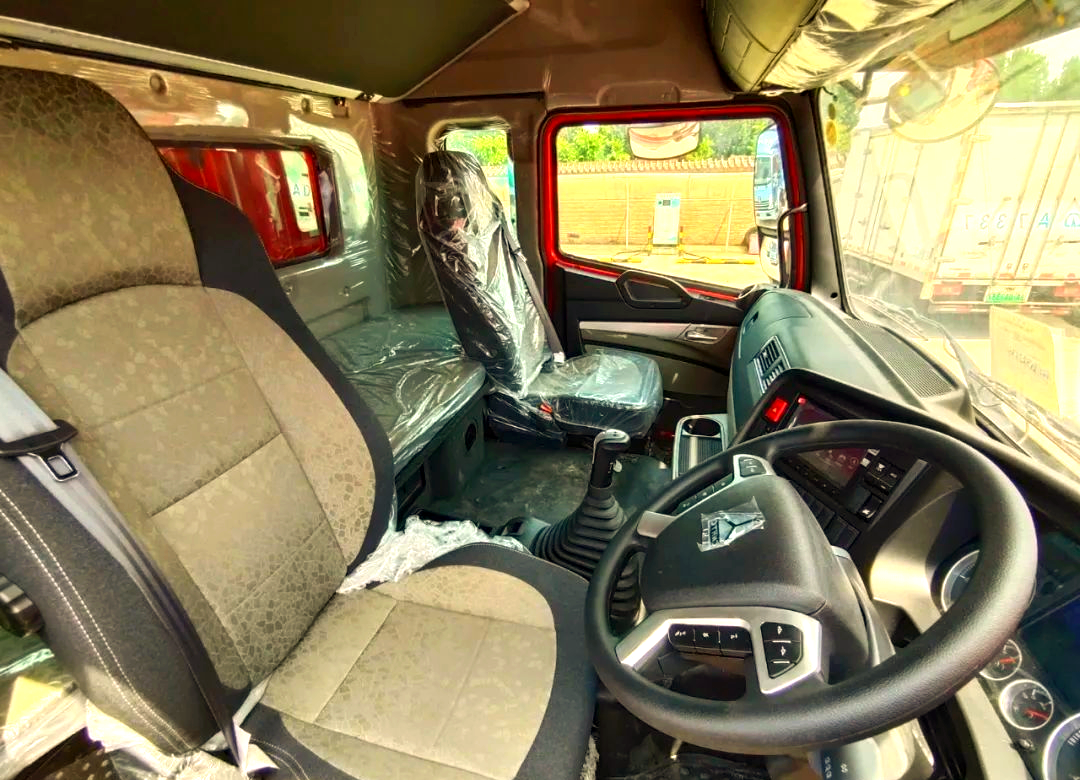 豪沃n5w 6.8米中卡实拍,动力丰富配置齐全