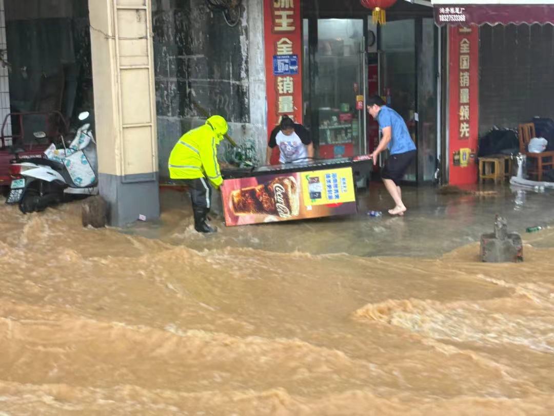 襄阳迎战入汛以来最强降雨:1天触发7次红警,268座水库超汛限