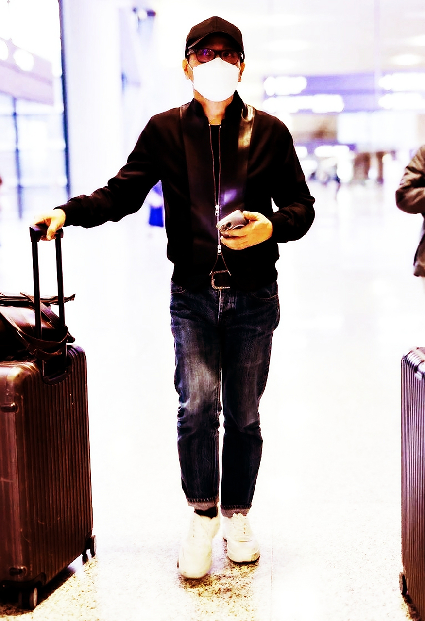 张信哲现身上海机场,这次搭配的非常有型,看起来非常的漂亮,有种酷酷