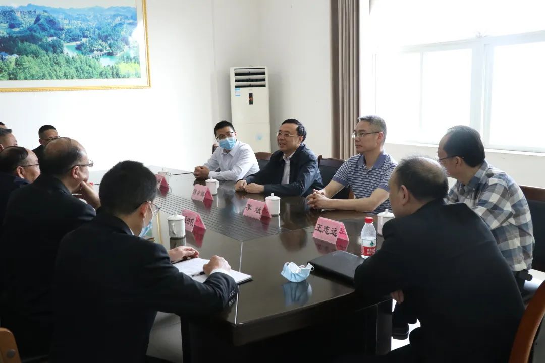 内江市人大常委会副主任曾令鹏一行调研威远县法院"枫桥式"法庭创建