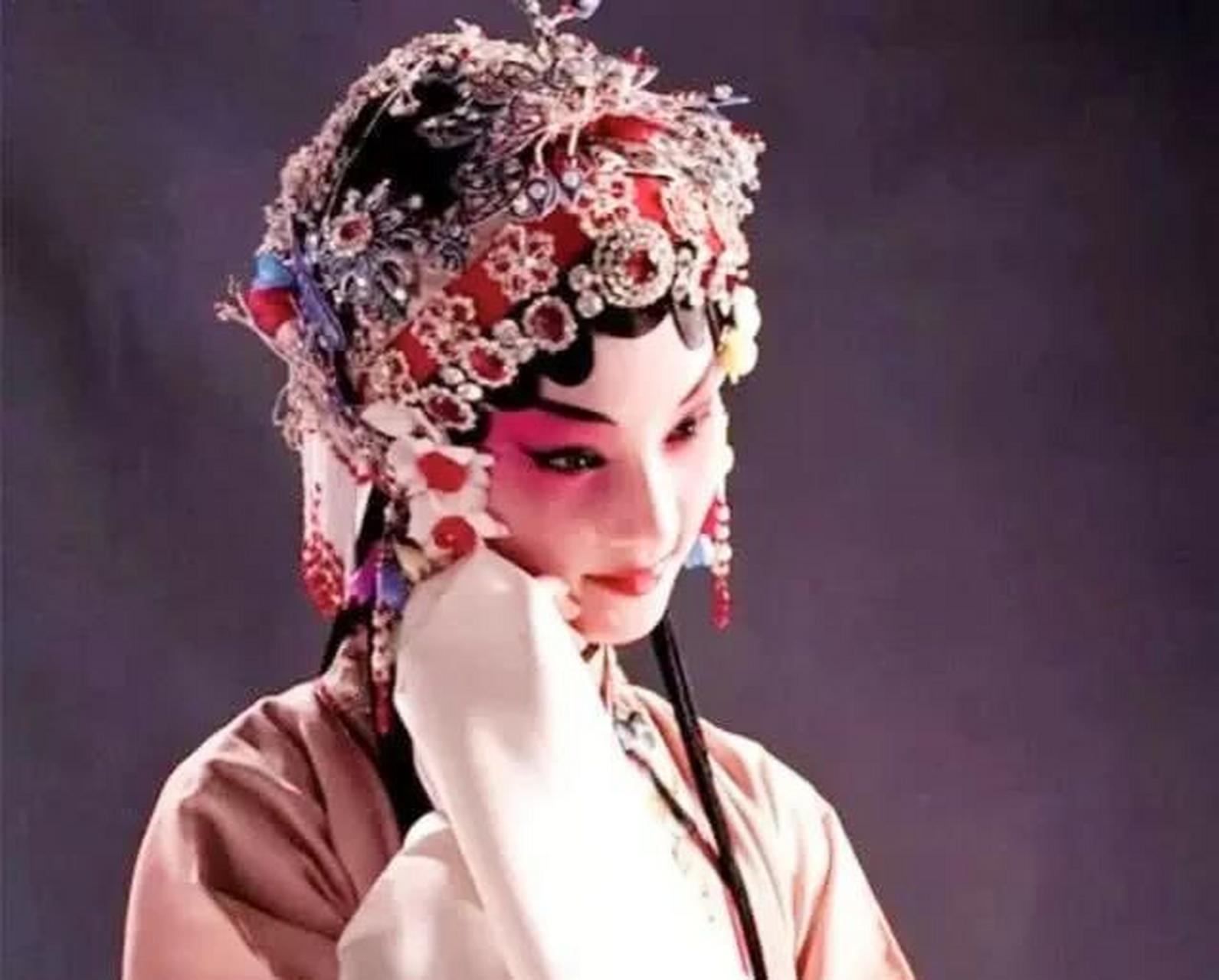 李沁唱戏的样子真的是艳压群芳[爱慕][爱慕][爱慕] 一直以为李沁是一