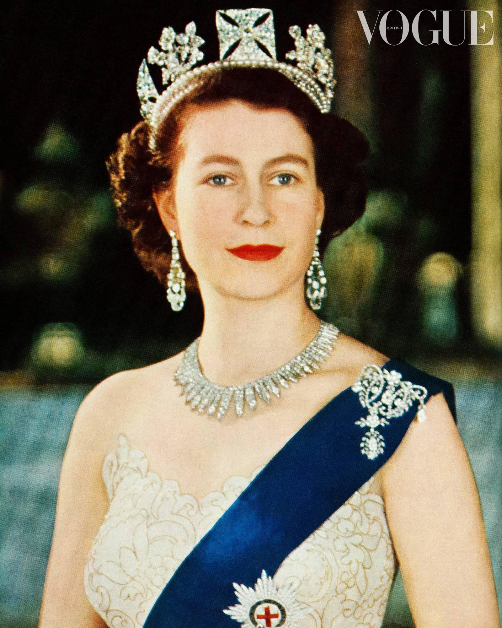 1953年,25岁的伊丽莎白二世接过象征权力的权杖,戴上国王象征的王冠
