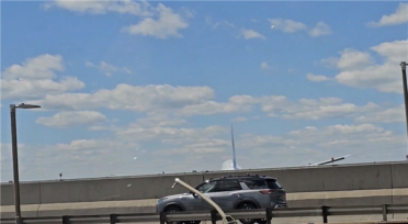 空中惊魂！一波音767-400ER降落时高度过低 撞断灯杆掀翻路上货车