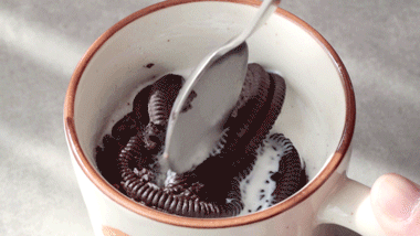 2,捣碎奥利奥,使其与牛奶充分融合呈稠密的糊状.