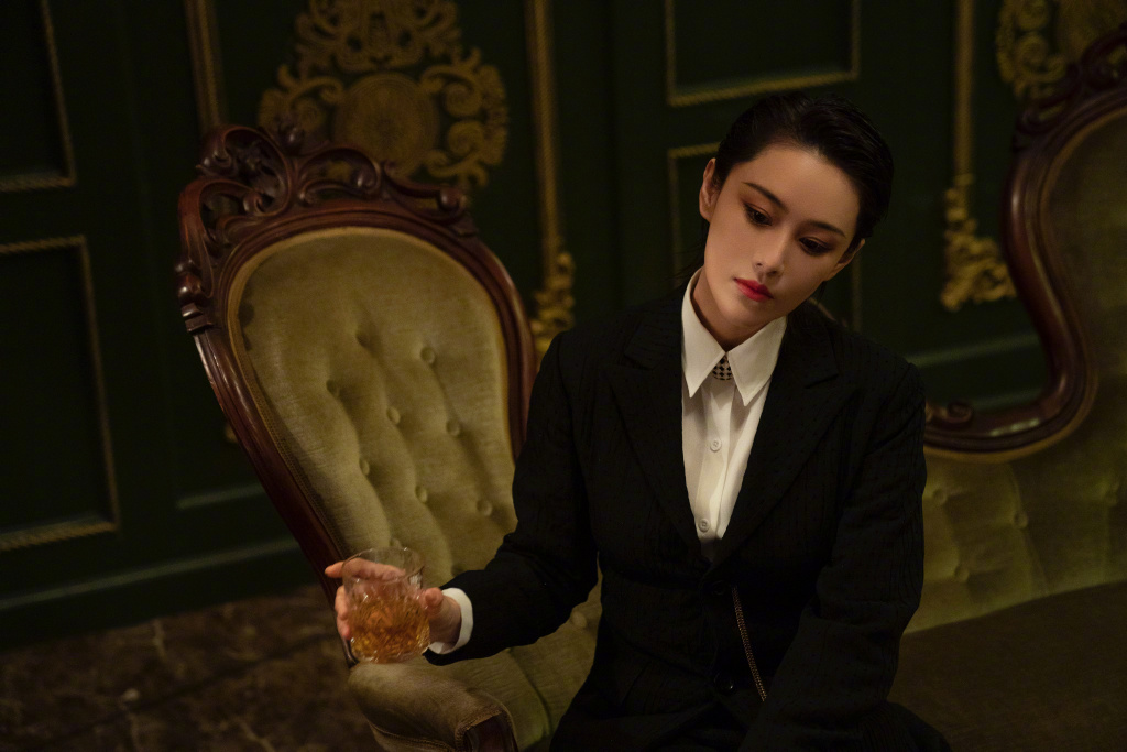 张馨予西装大背头造型,风格大变酷飒娇悍综合体