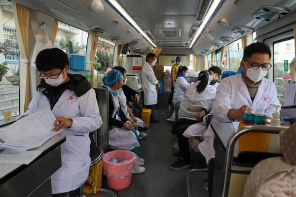 天柱县人民医院组织干部职工献爱心捐热血