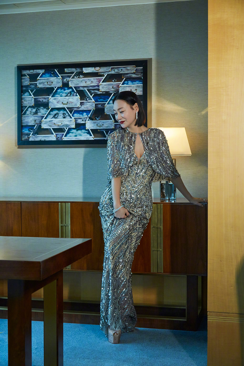 惠英红红毯造型真闪耀!一身blingbling的礼服裙,也太高贵冷艳了