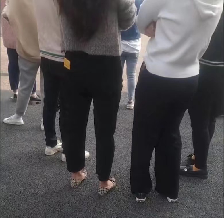 女子风尘仆仆参加孩子家长会,见其他家长穿着瞬间沉默,网友热议