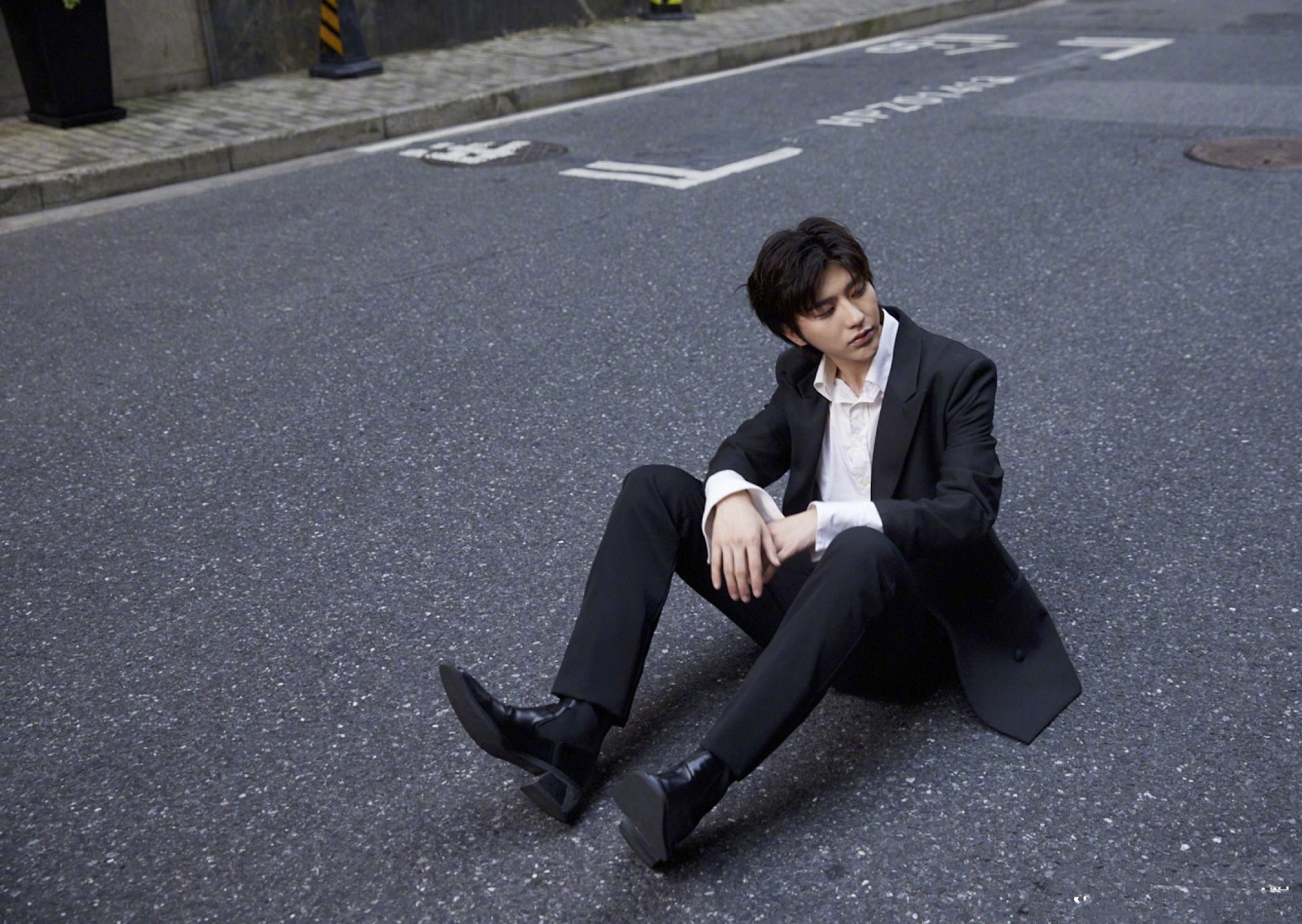 蔡徐坤最新街拍造型,颜值暴击