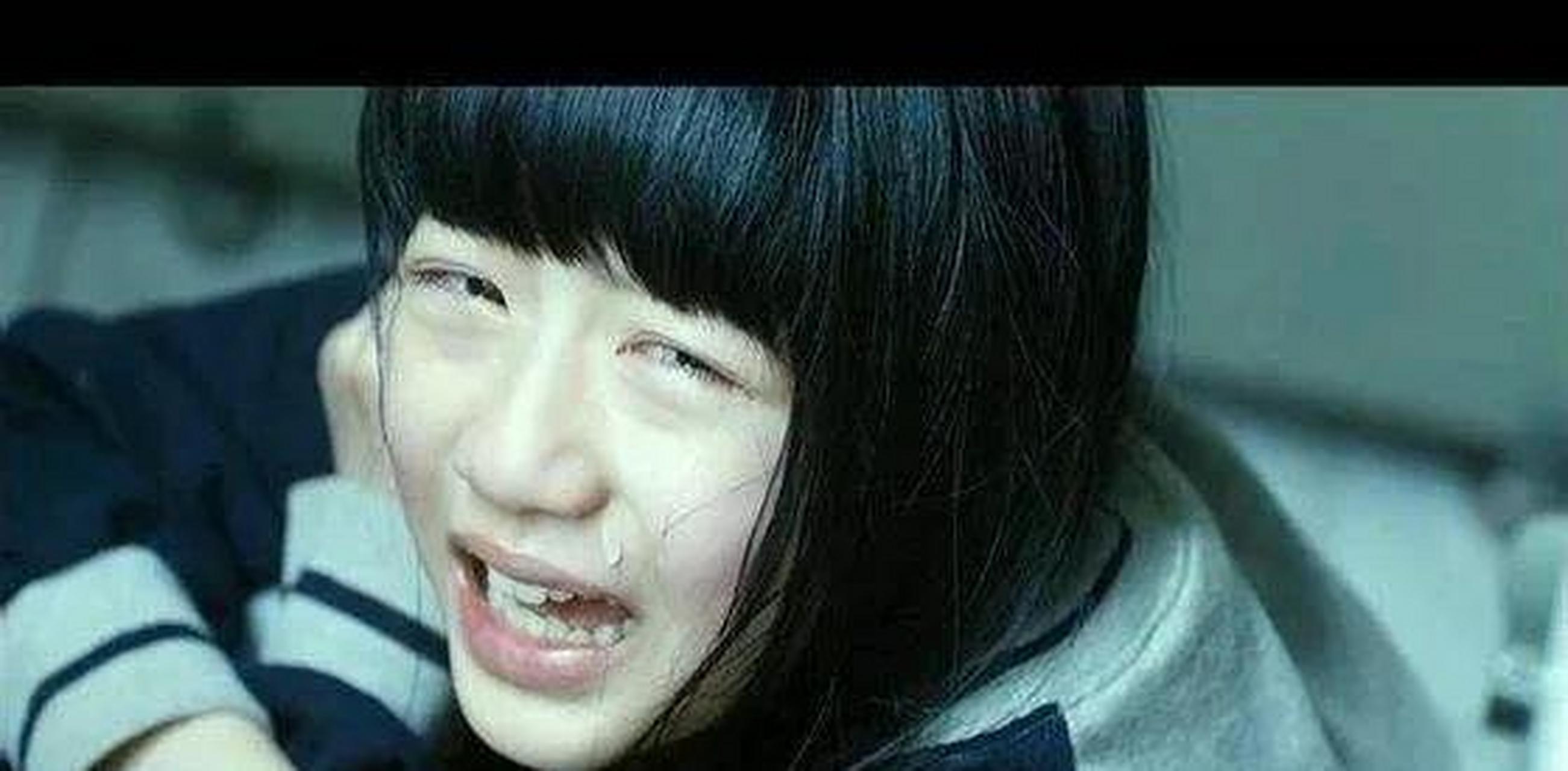 阳光透过树叶隐约洒在小路上,让人感到温暖而舒适.