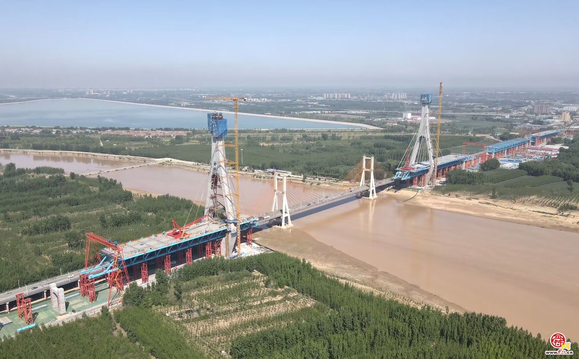 g104京岚线济南黄河公路大桥主桥主塔即将封顶